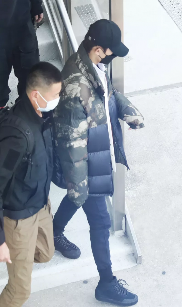 時尚就是不穿秋褲?王一博何洛洛搖了搖頭 時尚就是不穿秋褲?王一博何洛洛搖了搖頭