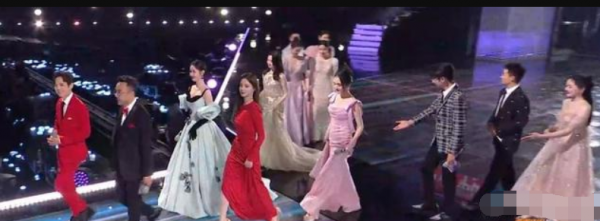 湖南衛視跨年晚會：收視率第二，主持人找不到鏡頭，王一博發福