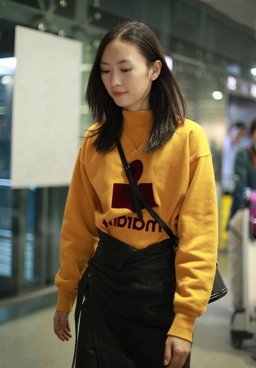 36歲的童瑤瘦過頭！衛衣掖在皮裙裡還有曲線感，頭髮稀疏老態初顯