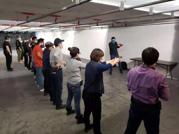 美國暴力事件頻發，越來越多華人持槍練槍，華人槍友會發起人：持槍要知法懂法