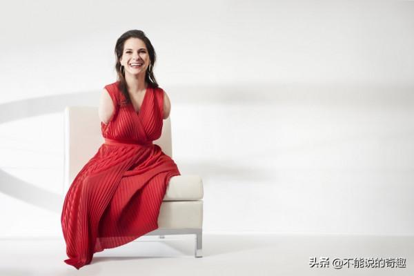 我，出生的時候因為沒有四肢被父母遺棄，但現在我過著幸福的生活