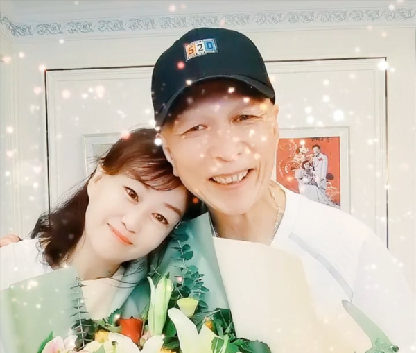 不靠顏值靠才華，這6位長相一般的男演員，媳婦一個比一個漂亮