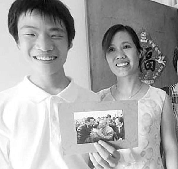 1992年鄧小平視察上海，深情親吻的農家小兒湯佳贇，後來怎麼樣？