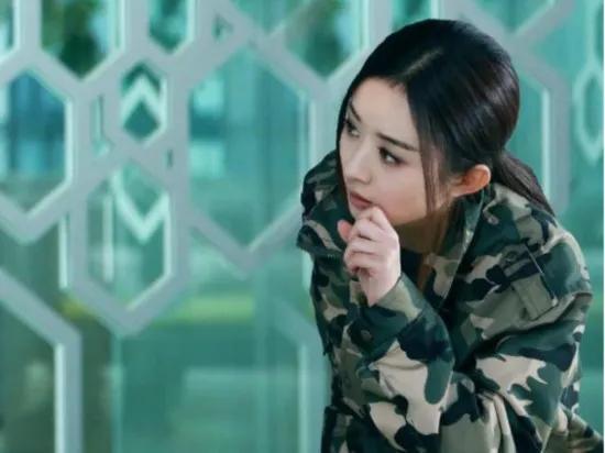 趙麗穎穿軍裝，有的英姿颯爽，有的可可愛愛，這反差萌太絕了