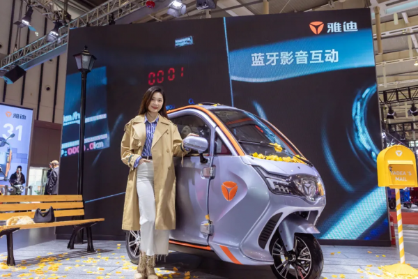 雅迪新款全封閉式電動三輪車，遮風擋雨，動力強勁，續航達100km
