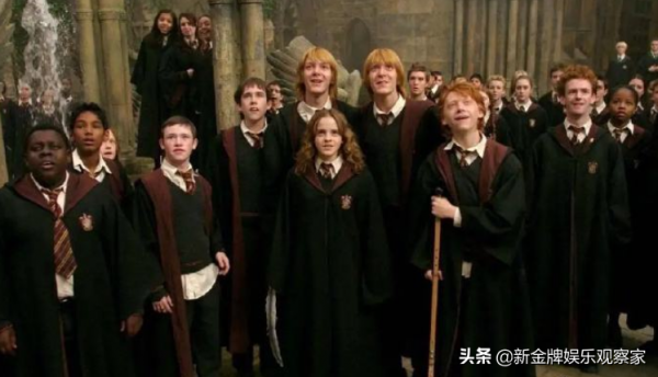 哈利波特曝重聚幕後花絮，赫敏馬爾福相擁舞蹈，電影都不敢這麼拍