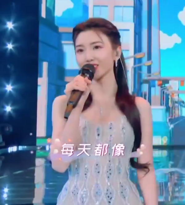 “南北”雙臺跨年：唐嫣美豔、王鷗搶鏡，楊冪眼妝像“發光眼屎”