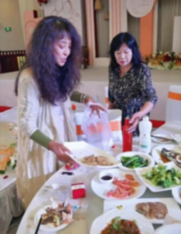 老戲骨李勤勤婚宴瘋狂打包，招嘲後霸氣回懟：罵誰狗呢