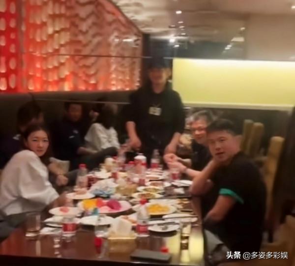 影視大咖罕聚：陳凱歌喝到臉通紅，周冬雨顯落寞，佟麗婭領頭歡唱