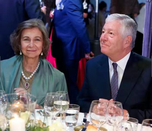 西班牙老王后穿十年前舊衣參加婚禮,一枚紅寶石吊墜,用意深刻 西班牙老王后穿十年前舊衣參加婚禮,一枚紅寶石吊墜,用意深刻