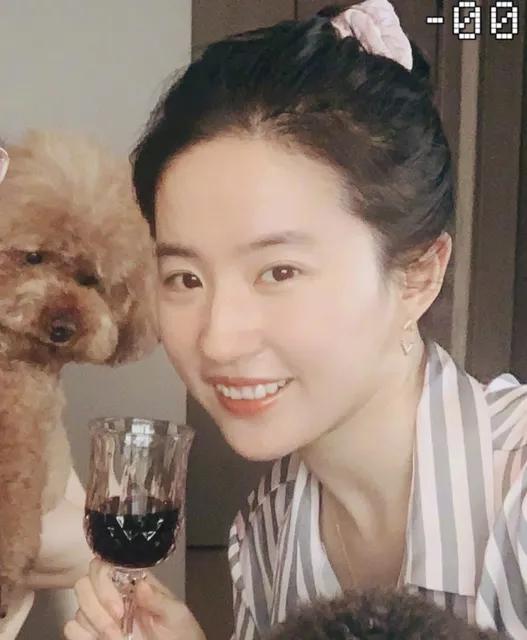 大愛亦菲，素顏照樣美翻了