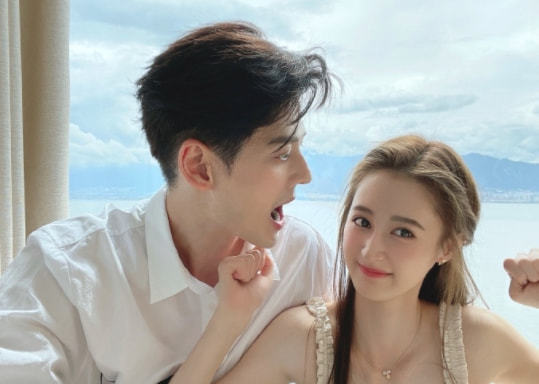 郭品超中秋攜女友秀恩愛,兩人漫步海邊,牽手相擁舉高高甜度爆表 郭品超中秋攜女友秀恩愛,兩人漫步海邊,牽手相擁舉高高甜度爆表