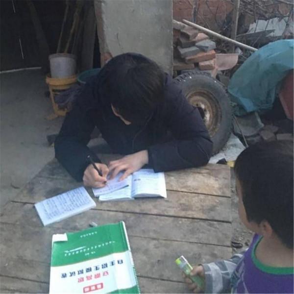 2008年的“零分英雄”徐孟南，如今在工地搬磚，忠告後來者別學他