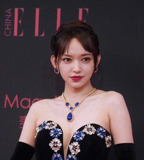 放大看ELLE紅毯：造型師下線，唐嫣髮型顯厚重，楊冪妝容太顯老