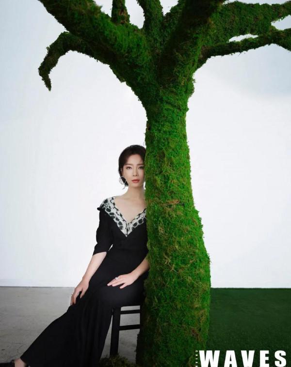 陳數利落的西服套裝都能完美適配,在古風韻味中盡顯俠女風範 陳數利落的西服套裝都能完美適配,在古風韻味中盡顯俠女風範