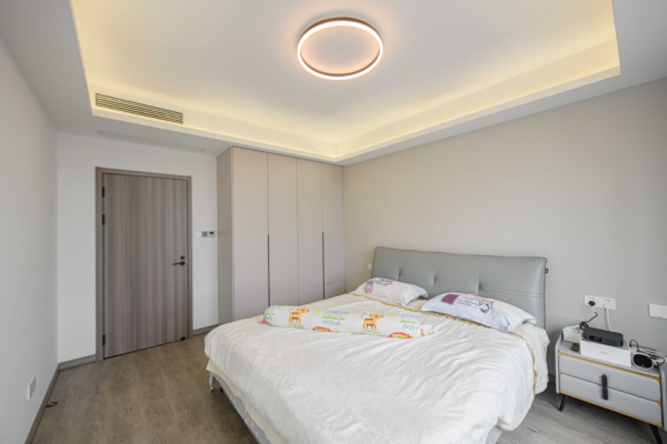 28萬將91㎡毛坯房打造成時尚現代風，巧改餐廳多出一面收納牆