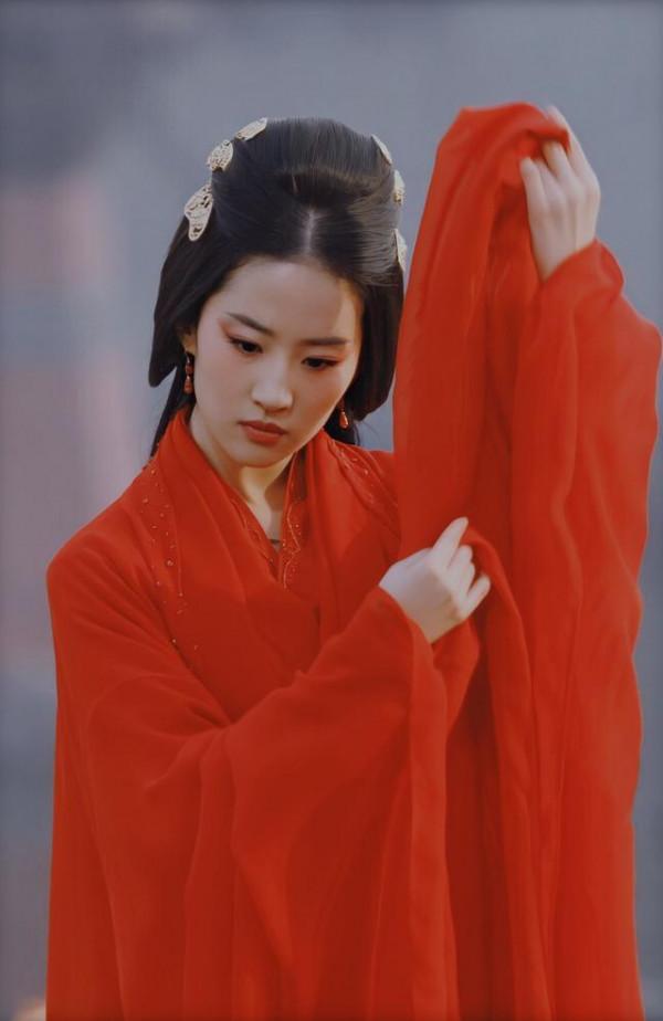 《銅雀臺》中的劉亦菲，翩若驚鴻，美得讓人驚豔