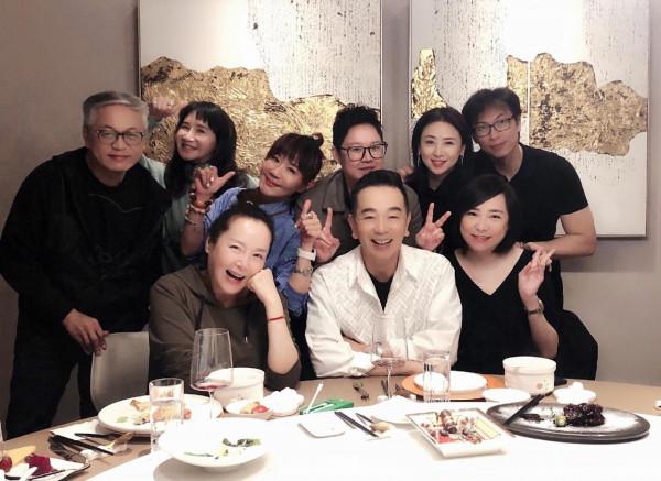 翁虹夫婦參加聚會,萬梓良前妻攜女兒現身,愛女開6間餐廳收入高 翁虹夫婦參加聚會,萬梓良前妻攜女兒現身,愛女開6間餐廳收入高