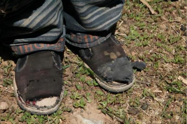 母親徒步三千里，肩背手推兩個癱瘓女兒尋醫，走了整整五年去北京