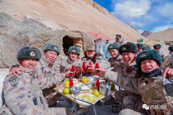 12天,2000公里,高原女兵帶去歡樂與溫暖 12天,2000公里,高原女兵帶去歡樂與溫暖