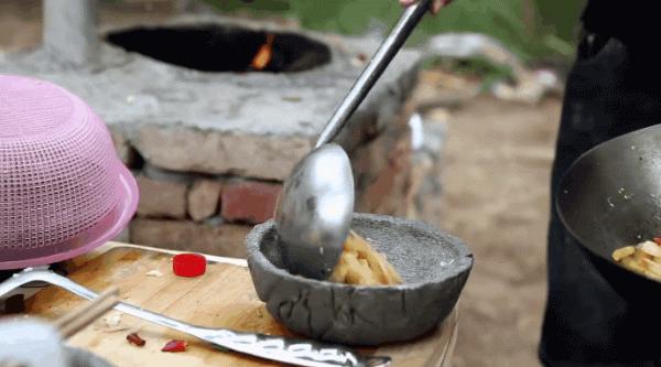 三個90後畢業不工作,跑到深山花八百塊租下荒宅,引400w人圍觀 三個90後畢業不工作,跑到深山花八百塊租下荒宅,引400w人圍觀