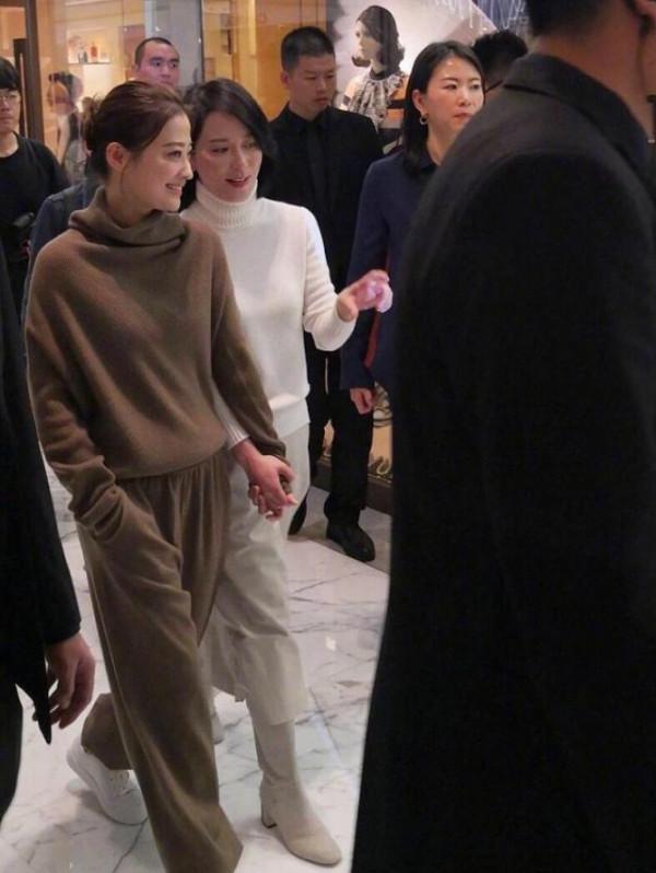 俞飛鴻梅婷同框亮相,兩人穿同色系優雅清爽,70後女人最美的樣子 俞飛鴻梅婷同框亮相,兩人穿同色系優雅清爽,70後女人最美的樣子