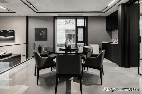 我就想把家設計成純黑色怎麼了？設計師：沒問題，安排