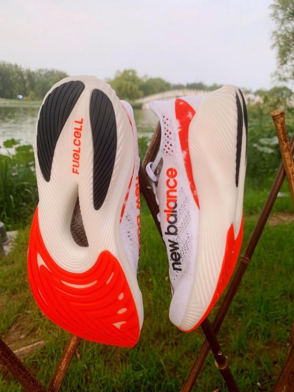 NB頂級競速跑鞋中的顏值天花板 RC Elite v2