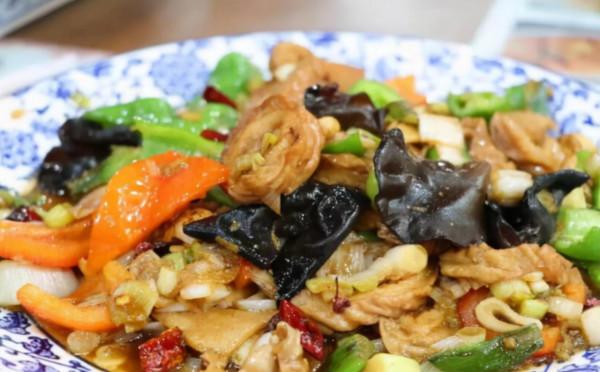 陝西小縣城的葫蘆頭，一口大鍋煮600斤，28元一碗，小孩子都愛吃