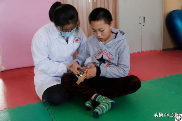 丈夫離婚，單親媽媽獨自攜子求醫，最難時5斤米母子倆吃了一個月