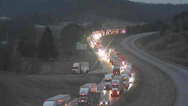 美國100多輛車連環相撞起火，塞車十幾公里，禍首竟是超純冰