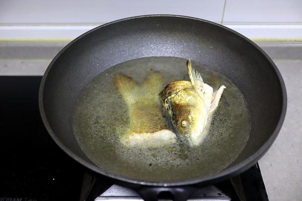 秋天多喝魚頭豆腐湯，湯汁乳白，有人用涼水有人用熱水，有講究