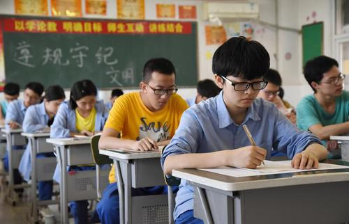 兒子高考差2分無緣清華，母親不甘重查試卷，捲上11字讓她清醒