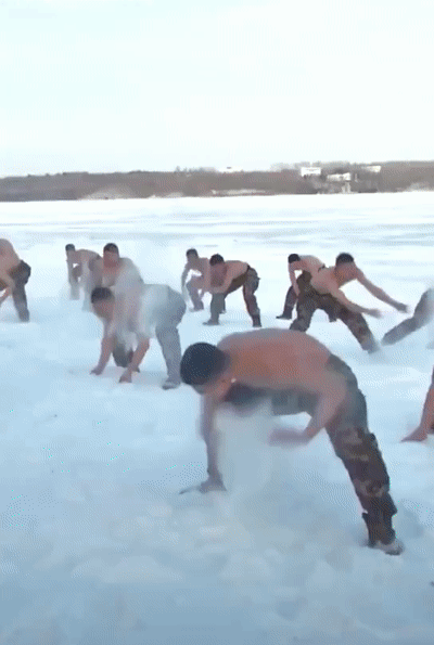 部隊打雪仗，太猛了