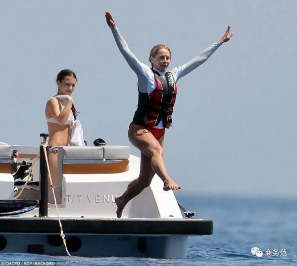 喬布斯小女兒走秀,長女從小被嫌棄,“富養”vs“棄養”差別大.. 喬布斯小女兒走秀,長女從小被嫌棄,“富養”vs“棄養”差別大..