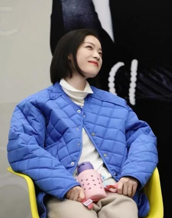 倪妮機場造型真親民，穿絎縫棉服樸素卻不普通，可借鑑價值非常高