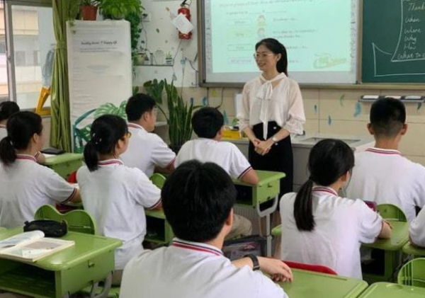 95後女教師當副校長,集美貌和才華於一身,可學歷卻受到家長質疑 95後女教師當副校長,集美貌和才華於一身,可學歷卻受到家長質疑