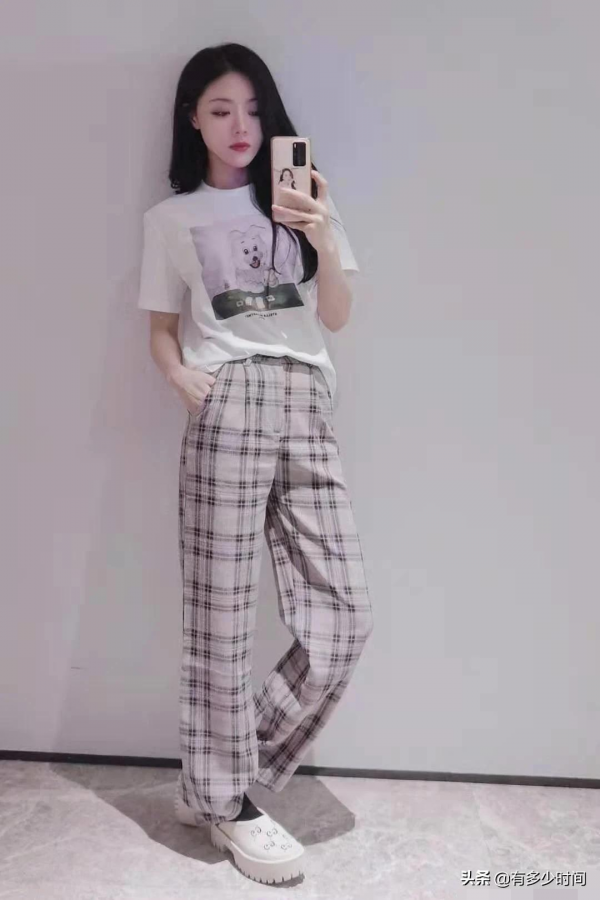 鄧家佳才是腿精！穿背心靠牆站，奔4的年紀卻像小姑娘