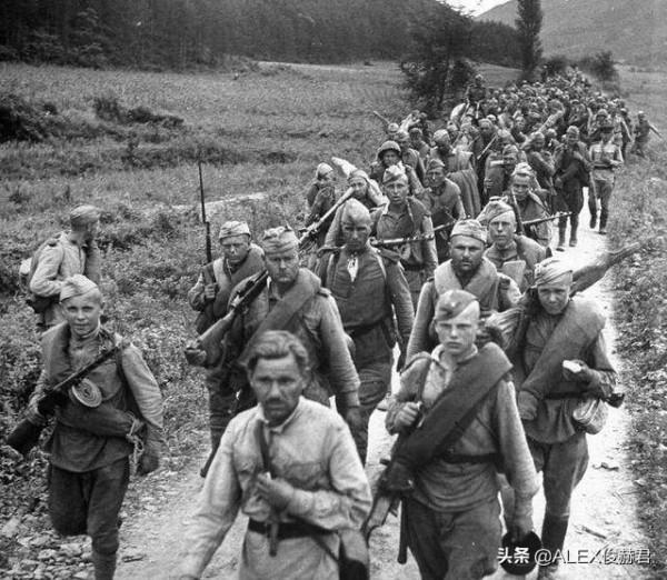 1942年的蘇軍機槍排:4挺12.7毫米重機槍,火力非常兇 1942年的蘇軍機槍排:4挺12.7毫米重機槍,火力非常兇