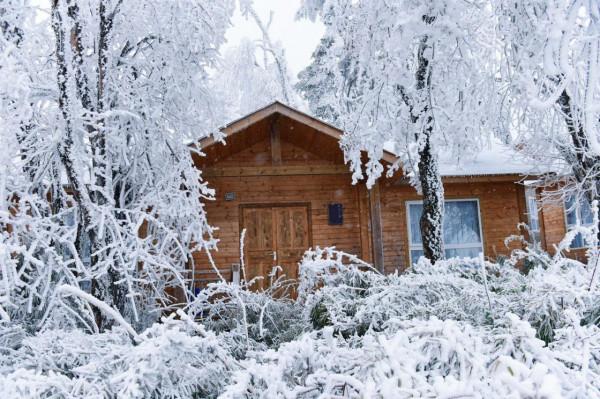王崗坪山頂的木屋、霧凇景象，是眾人眼中的童話世界