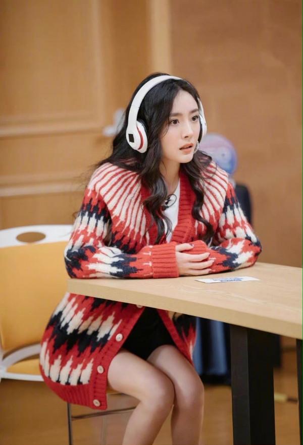 楊冪真是“帶貨女王”,土氣針織開衫配厚底短靴,穿出復古摩登範 楊冪真是“帶貨女王”,土氣針織開衫配厚底短靴,穿出復古摩登範