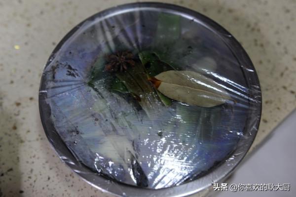 大廚,你的肘子糊了!不,這是傳統魯菜焦皮肘子,很多人都沒見過 大廚,你的肘子糊了!不,這是傳統魯菜焦皮肘子,很多人都沒見過