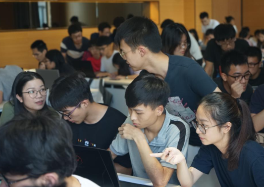 大學生曬“課程表”，原來不同專業差距這麼大，旱的旱死澇的澇死