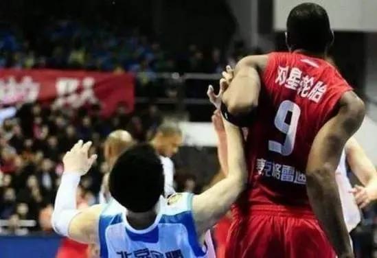 拉著四歲兒子的手離世，緬懷那個33歲的生命