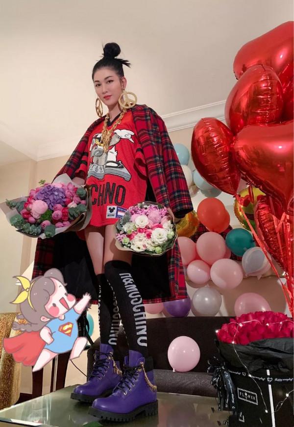 35歲的李彩樺美得驚豔！皮衣搭印花短裙露腿，一襲白裙似仙女