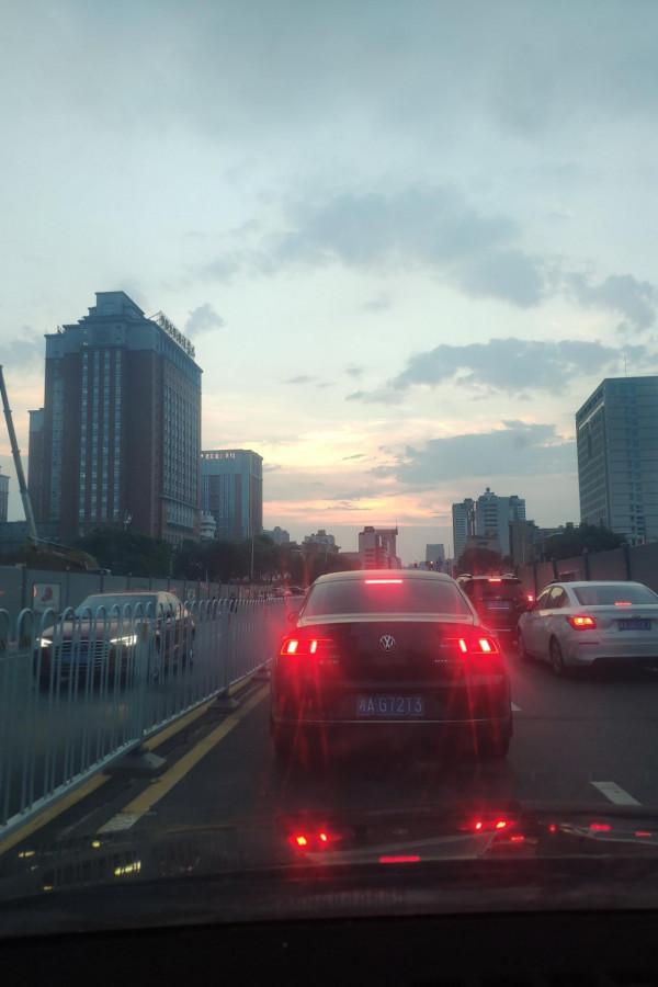 為什麼大白天會出現月亮，這種情況是怎麼回事