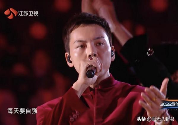 各大衛視跨年晚會狀況頻出，陳偉霆真唱翻車，周筆暢被楊冪帶跑調