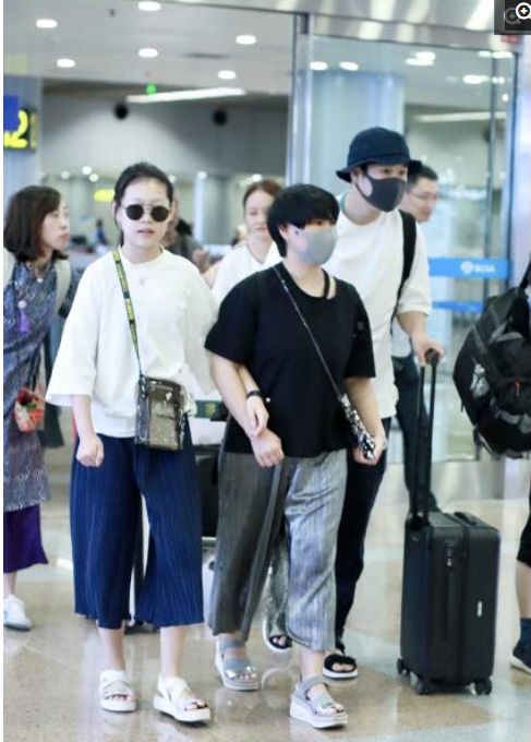 小瀋陽和妻子沈春陽帶女兒現身，沈佳潤越長越漂亮