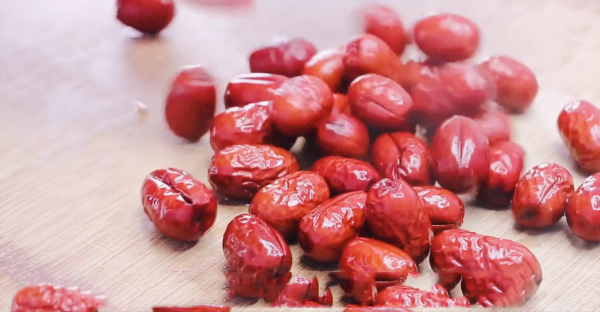 女人40歲別太節儉，常吃9種“零嘴”，滋陰補血，氣色紅潤顯年輕