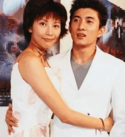 娛樂圈10對老夫少妻的組合，各有各的故事